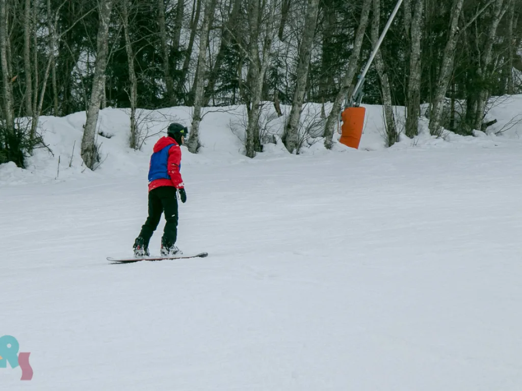 Snowboarder fährt an einer Markierung vorbei.
